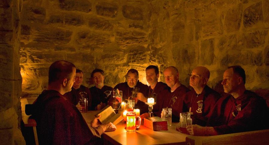 Mönche bei Kerzenlicht
